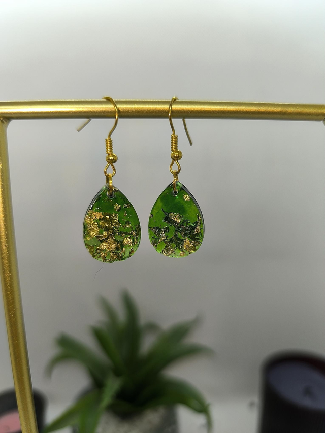 Boucles d'oreilles goutte vert et feuilles d'or 