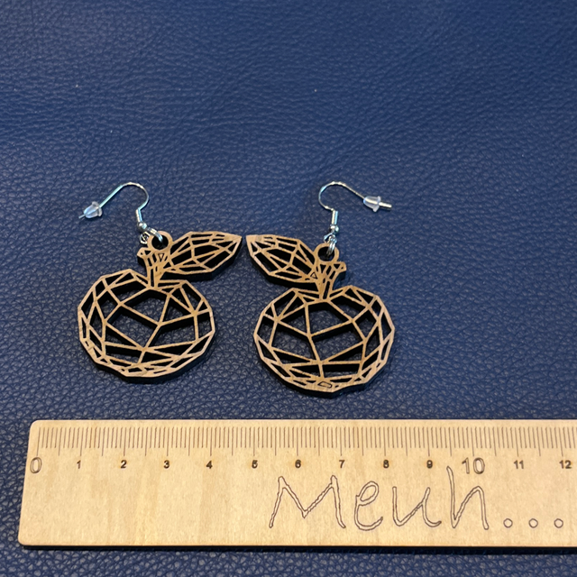 Les boucles d’oreilles en chêne 