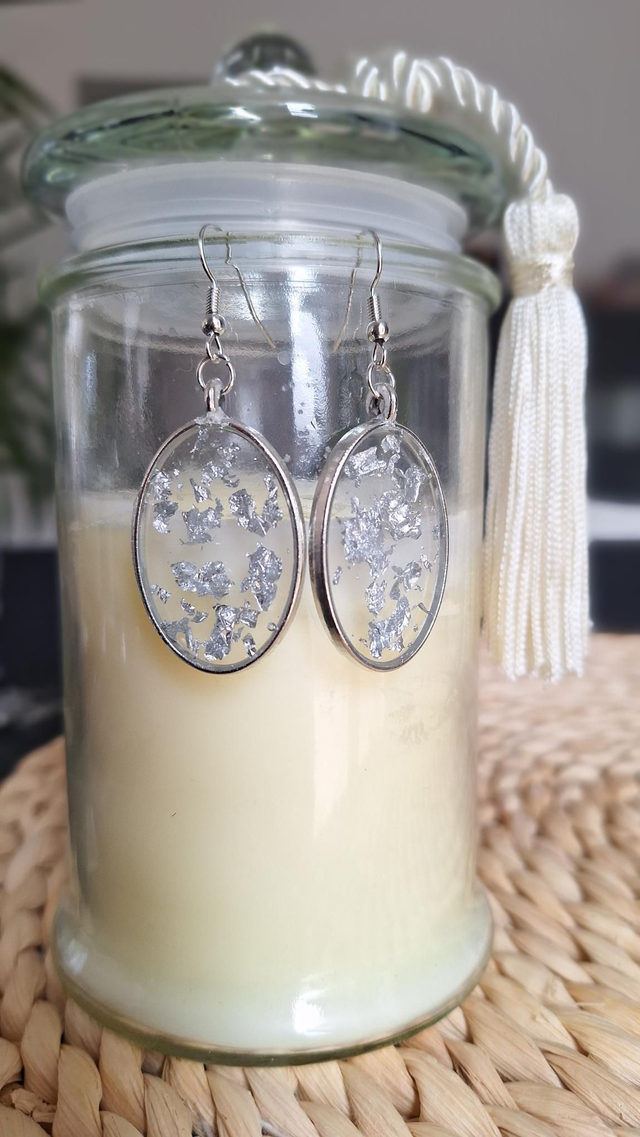 Boucles oreilles ovales avec feuilles d'argent