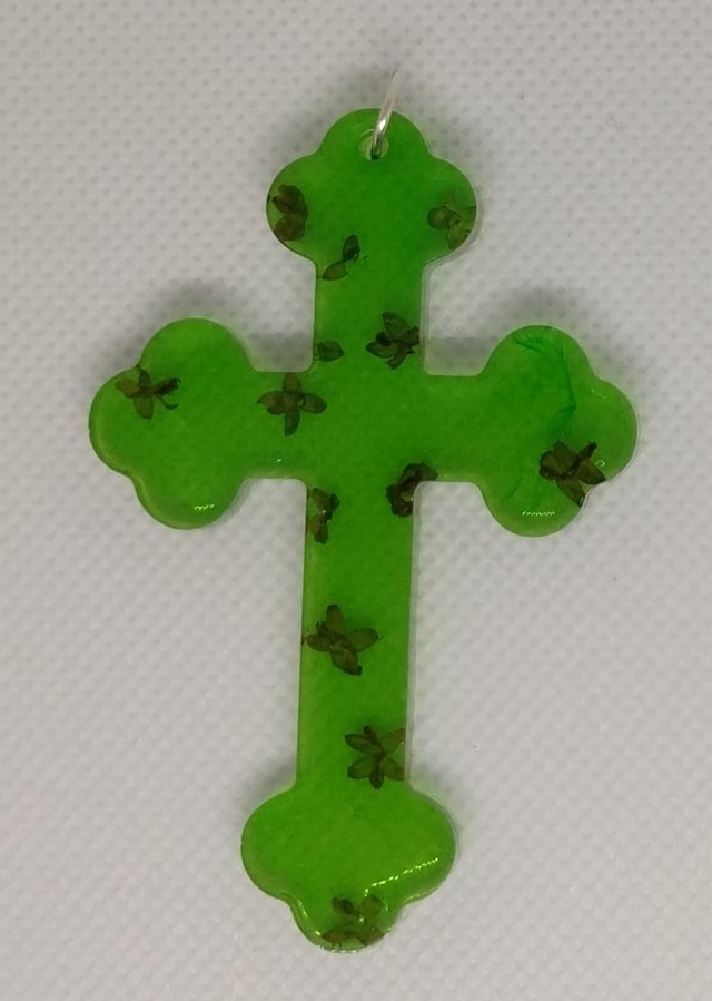 Croix verte avec inclusion de fleurs d' olivier 