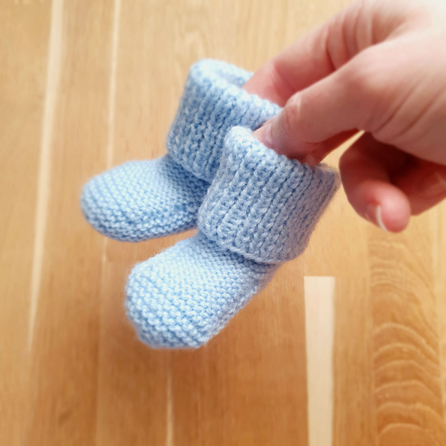 Babyslofjes lichtblauw - handgebreid
