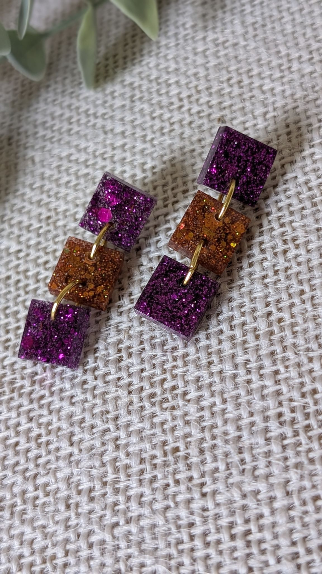 Boucles d'oreilles mauves et oranges pailletées en résine