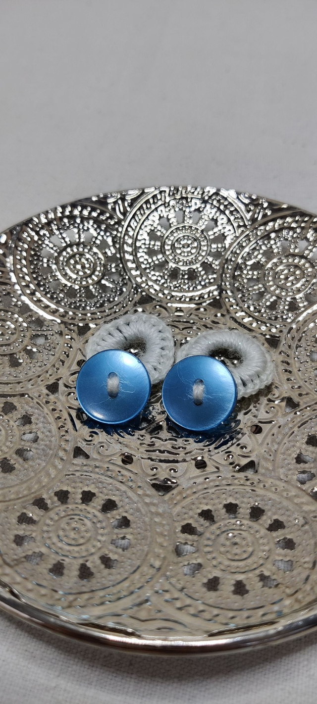 Boutons élastiques translucides bleus