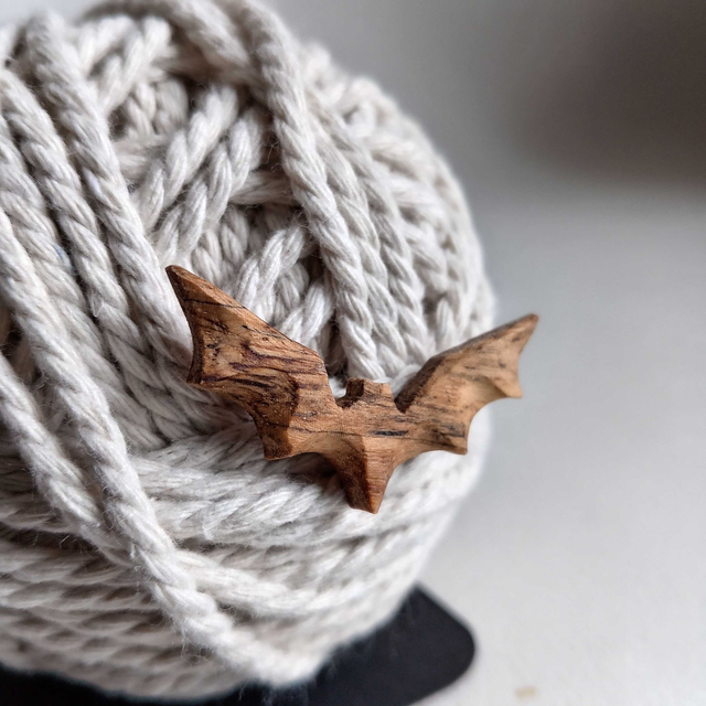 Pin's chauve souris en olivier
