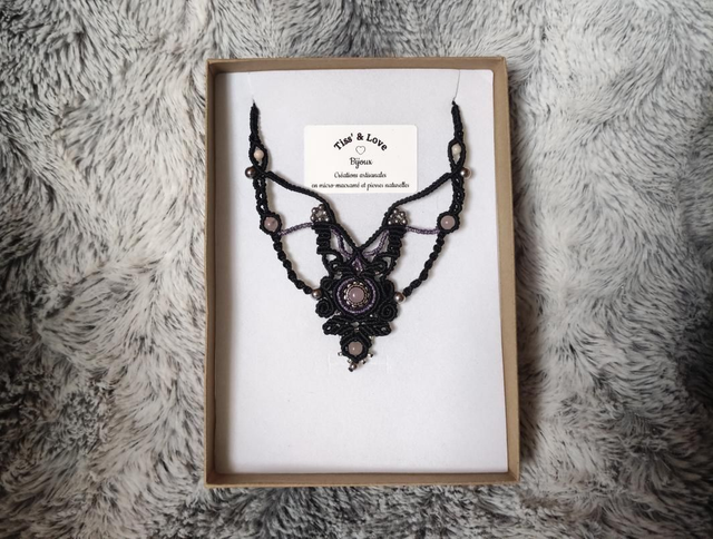 Collier noir et violet brillant