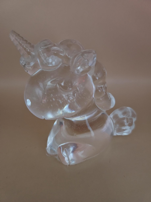Sujet en résine - Licorne assise transparente