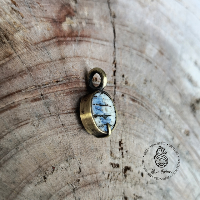 Pendentif en porcelaine bleue et laiton recyclé