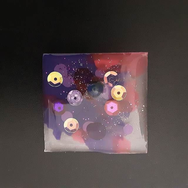 Broche grand carré collection Mouna paillette-fond rose et violet-sequins irisés violet et rose