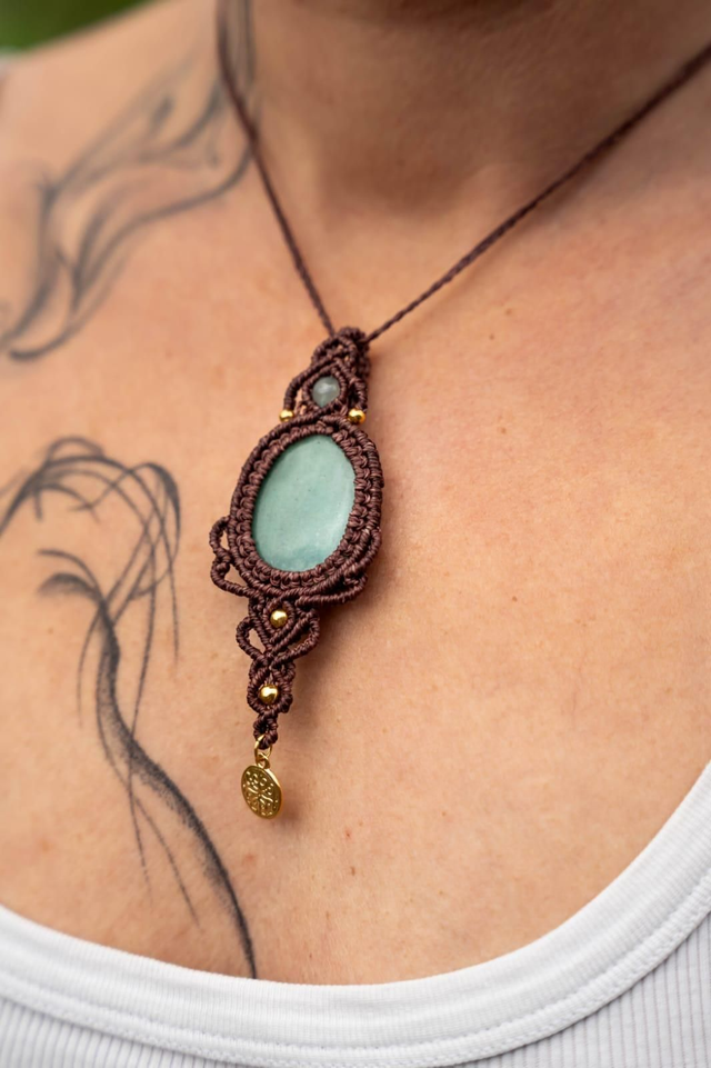 Collier long en micro-macramé avec Pierre Aventurine