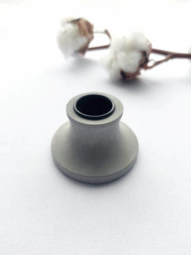 Bougeoir minimaliste en beton uni