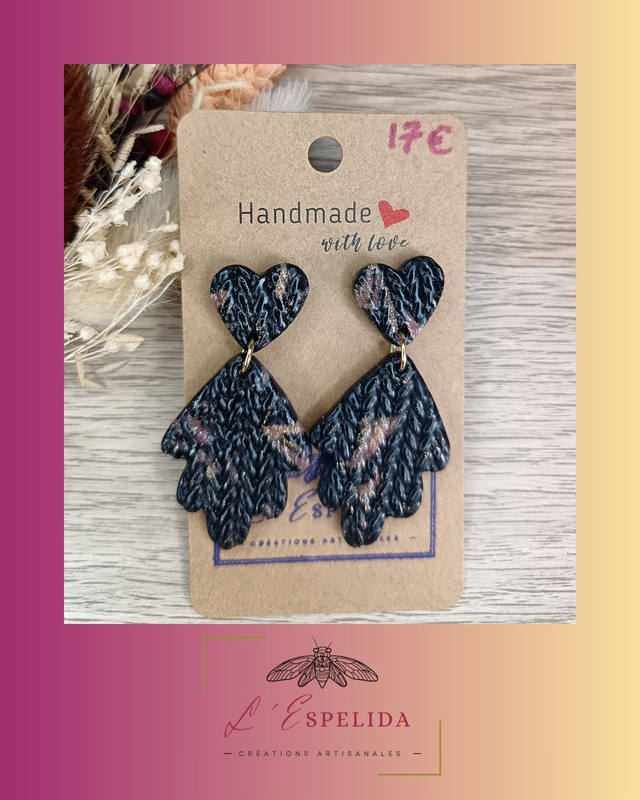 Plumes noires et dorées, texture laine, avec coeurs