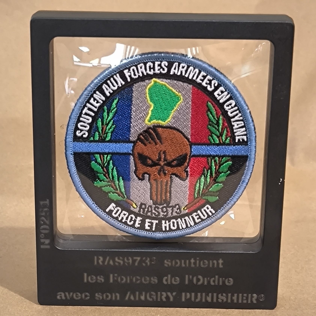 Boitier collector avec les deux patchs "Angry Punisher 973"