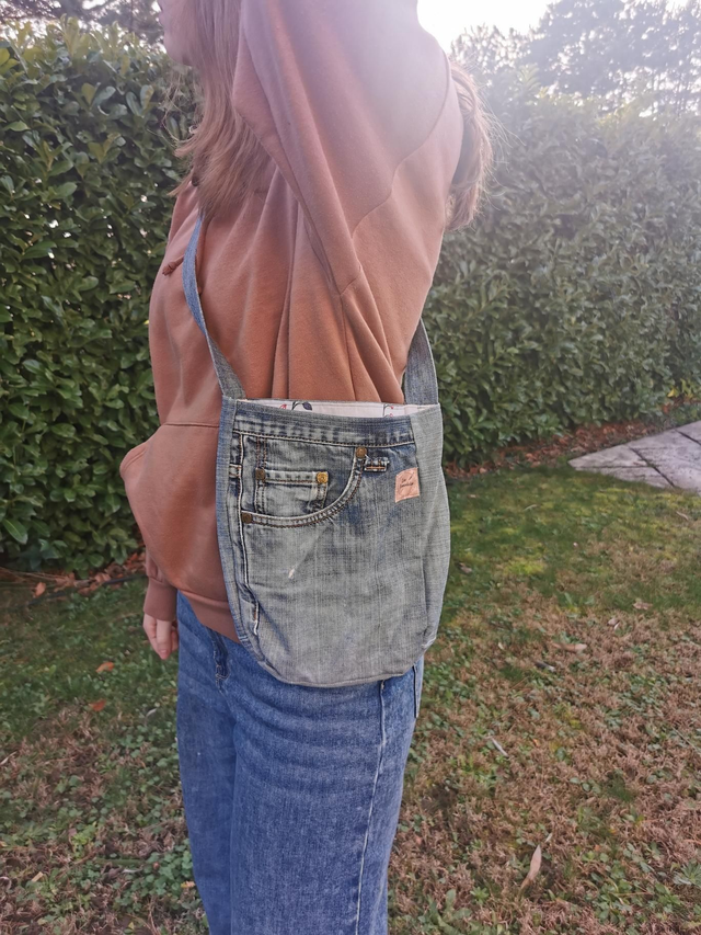 Sac bandoulière en jean clair et tissu fleuri - Poche devant