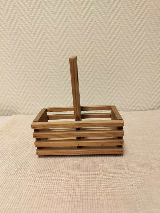 Puinen pieni kori/teline #126