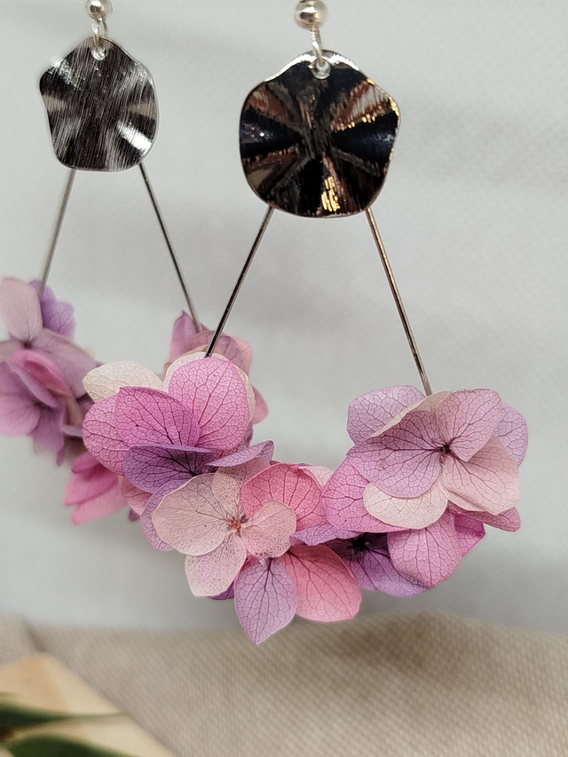 Boucles d'oreilles Nina en fleurs naturelles coloris violet