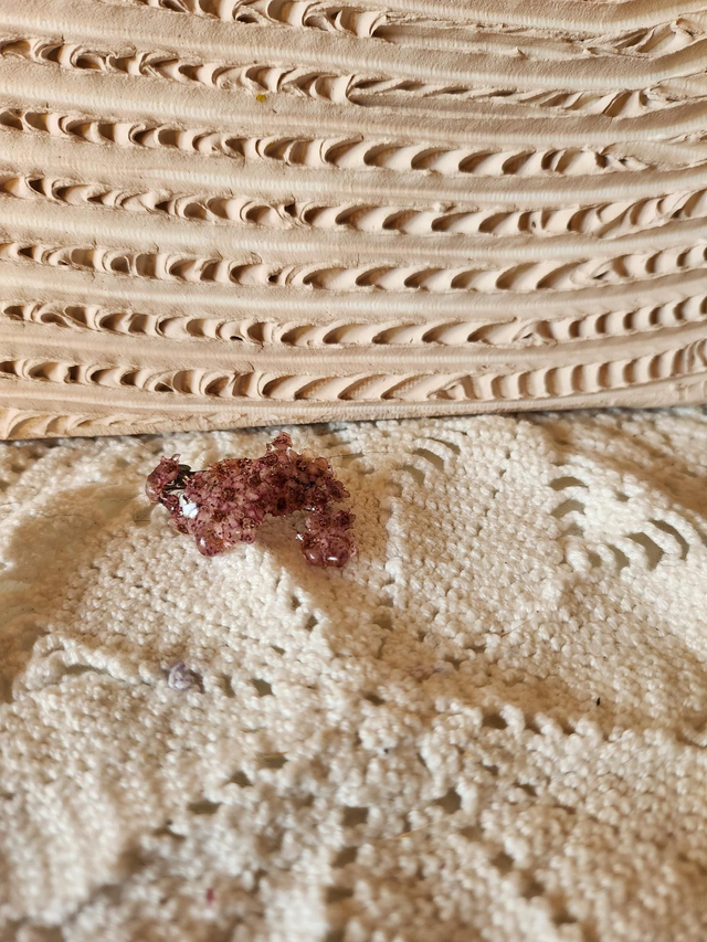 Broche spirée rose résine 