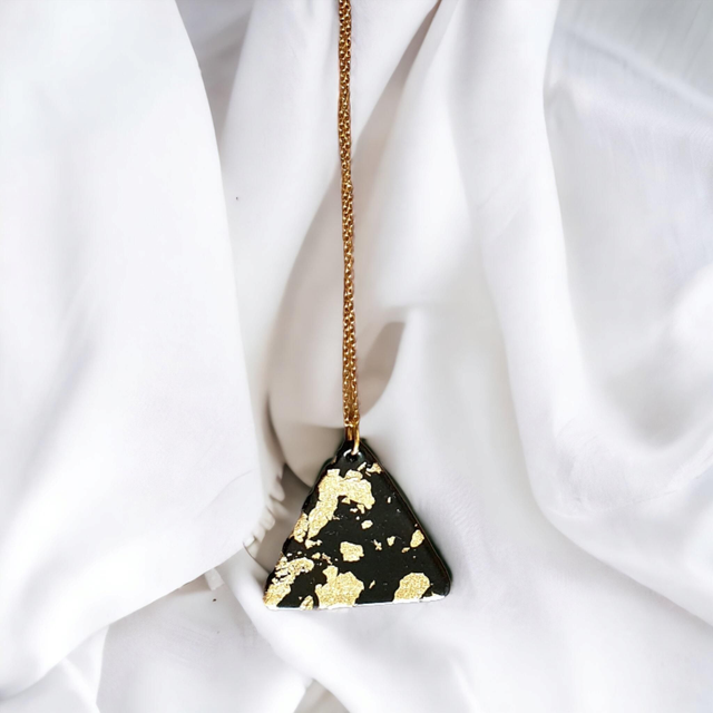 Collier triangle noir avec dorures