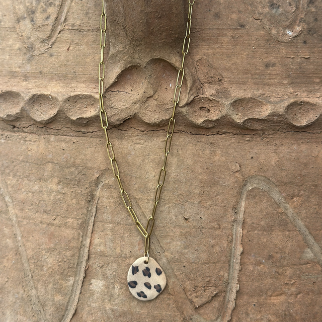 Collier Léopard – Pendentif en céramique peint à la main