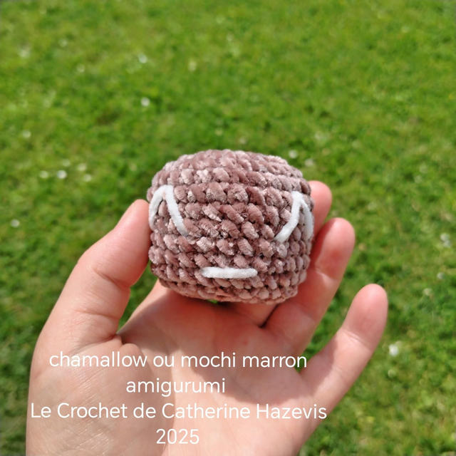 2025 Chamallow ou Mochi Amigurumi marron 