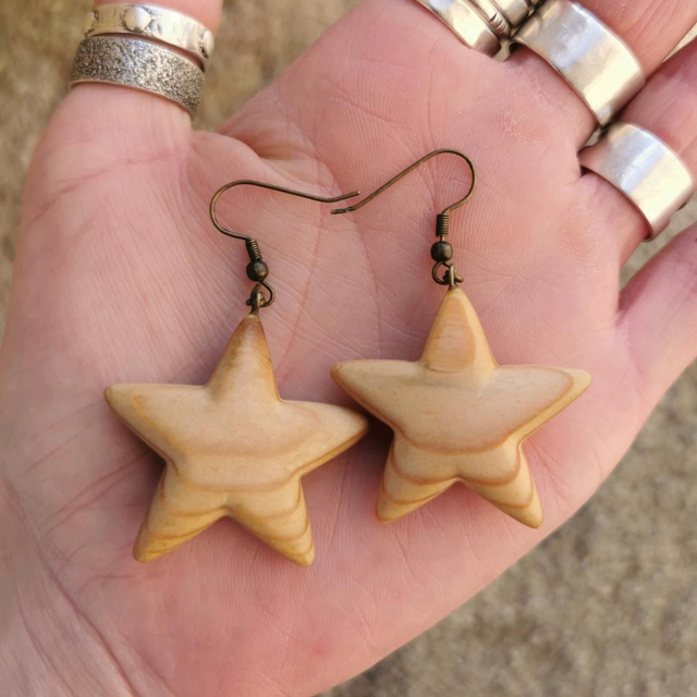 Boucles d'Oreilles Étoile en Bois de Pin et Laiton vieilli 
