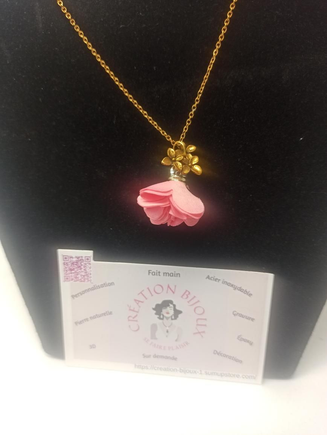 Collier fleur rose en pendentif fleur