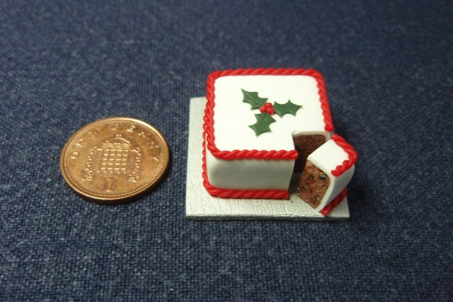 Christmas Cake (1/12th scale) - sliced