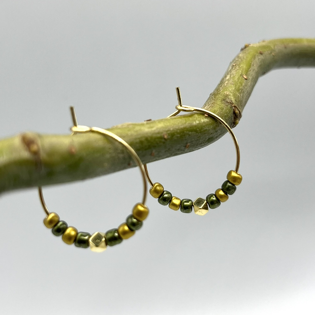 Golden Forest Hoops – 18K vergoldete Creolen mit goldgrünen Perlen