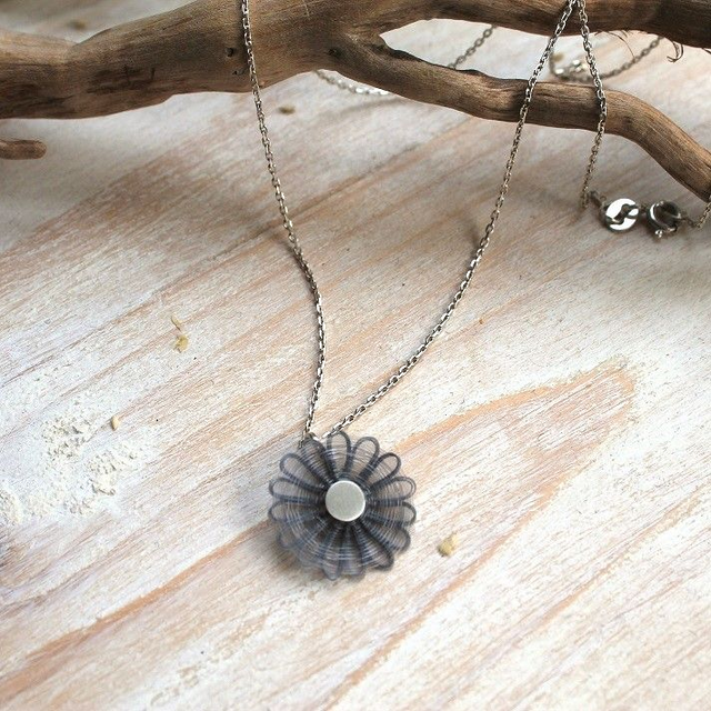 Pendentif tissé en crin de cheval