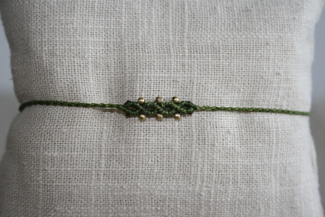 Dezentes Makramee-Armband mit Diamant-Muster