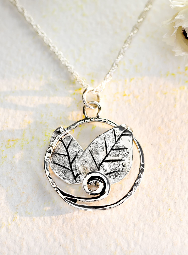 Colgante de hojas hecho a mano en plata 925