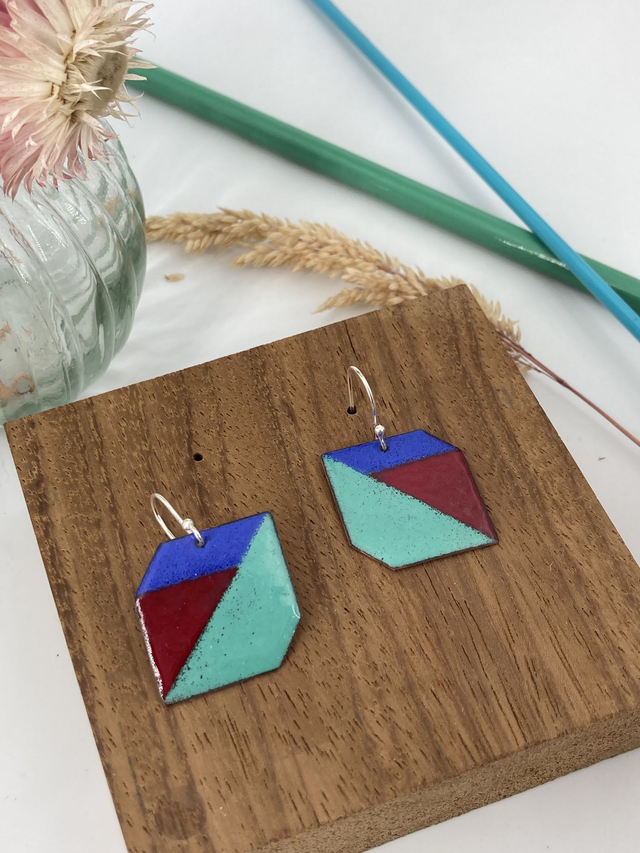 Boucles d&#039;oreilles géométriques Cubes, bleu, rouge et turquoise |Près du feu 