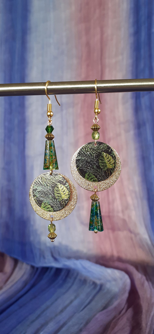 Ficus Boucles d'oreilles asymétriques, métal, et perles de verre, ton vert