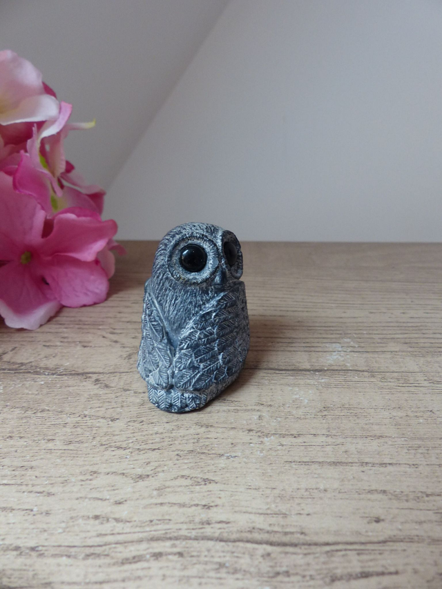 Sculpture vintage chouette en pierre de savon aux grands yeux noirs – Edmund Wolf Design fait main au Canada – Pour collection ou bureau