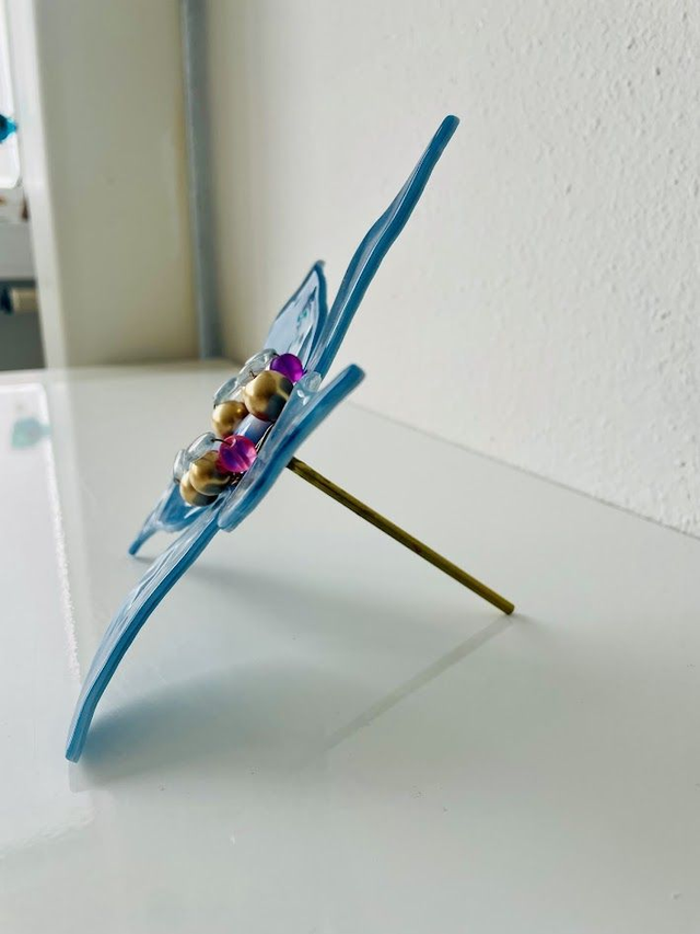 Sierlijke Glazen Lelie - Blauwe Bloemenkunst - Uniek Glasfusing Object voor Buiten & Binnen