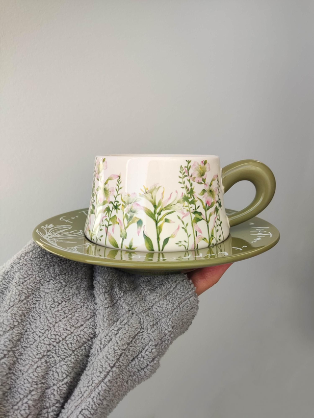 Tasse et soucoupe en porcelaine fleurie vert