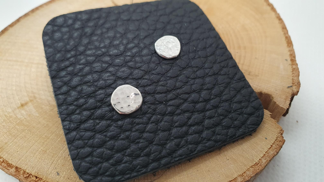 Puces d'oreilles "Flocons" – Argent massif martelé (b)