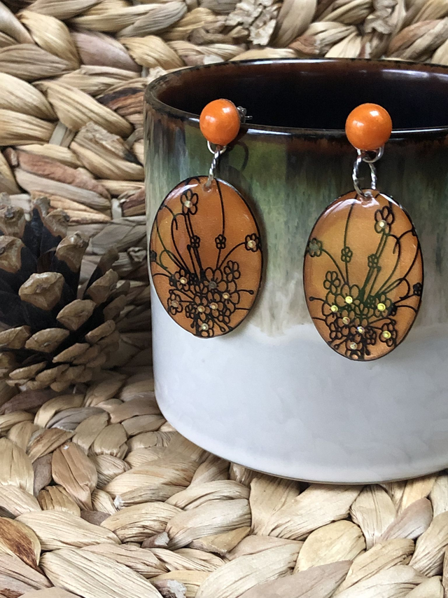 Boucles d'oreilles Eliora - design floral résine orange