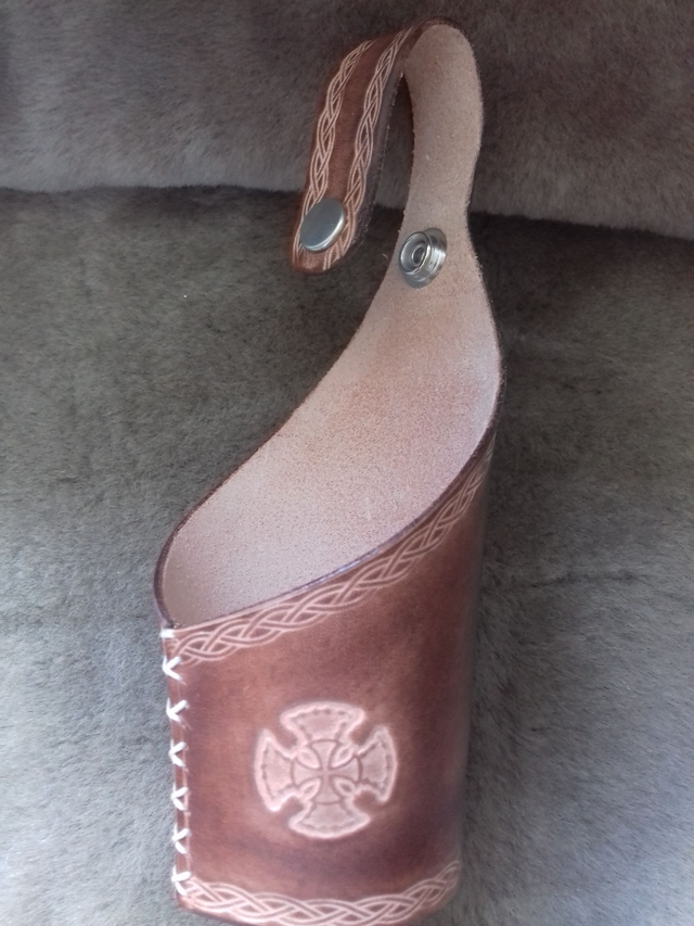 Porte gobelet en cuir motif croix