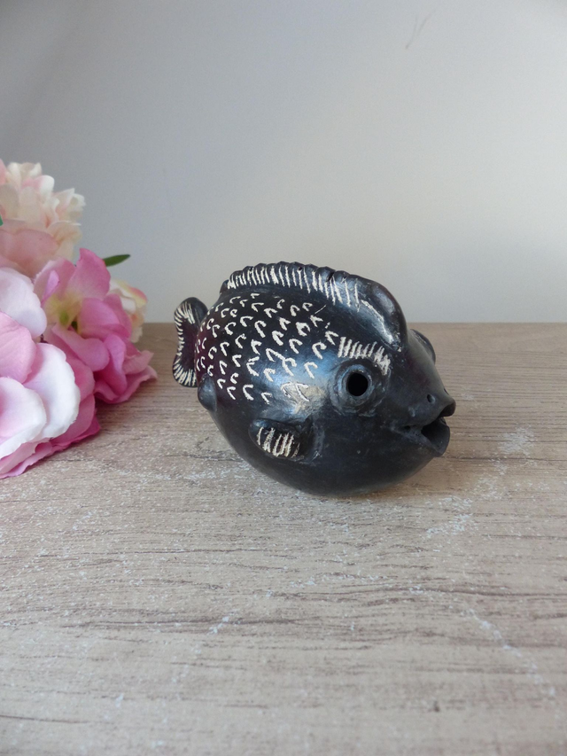 Sculpture poisson en poterie d'argile noire, figurine poisson artisanal décoration intérieure zénitude calme sérénité thème océan mer maison
