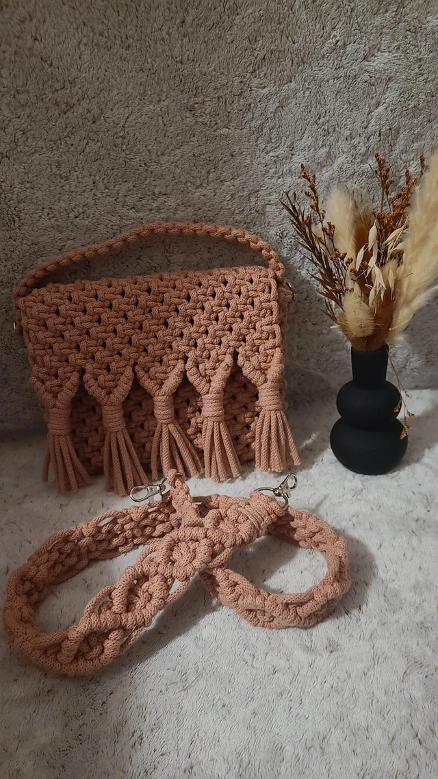  Sac bandoulière macramé – Finition pompons, 3+- coloris