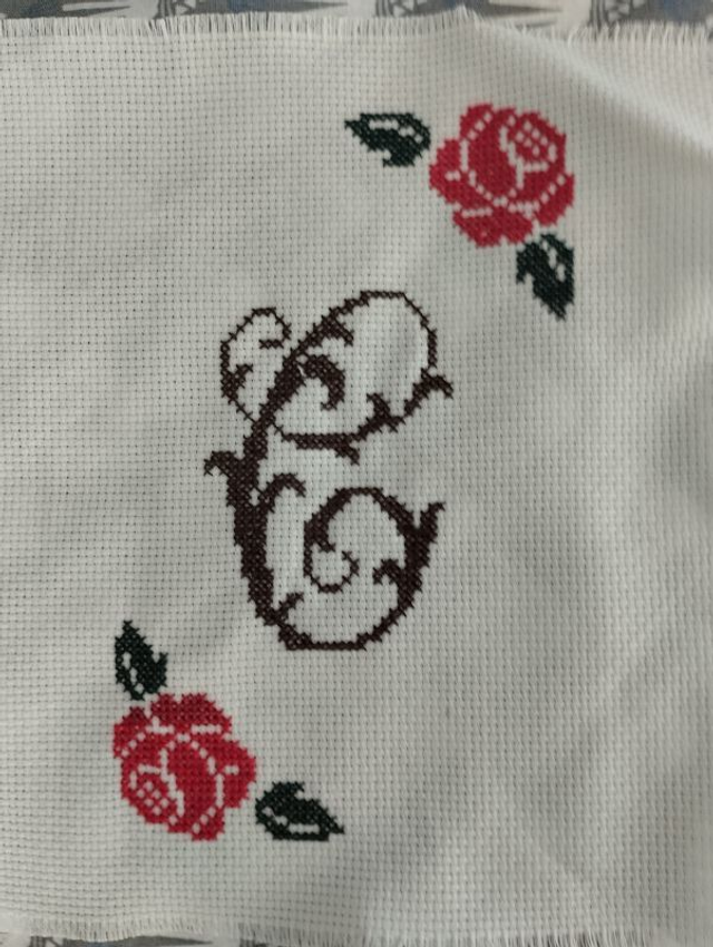 Monogramme C broderie point de croix coton marron sur toile Aïda motif floral