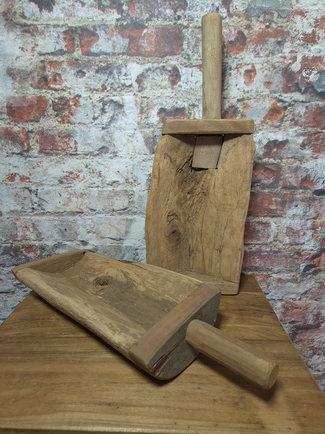 Trog met handvat. Oud hout