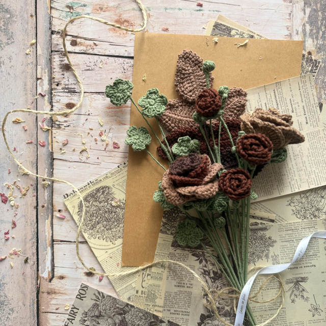 Bouquet de roses et myosotis au crochet