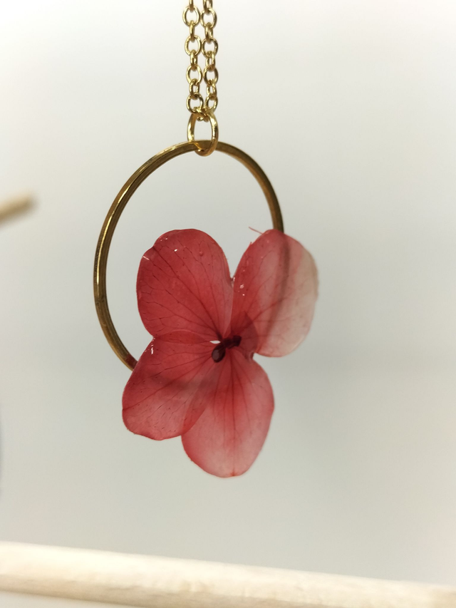 Pendentif fleur rouge