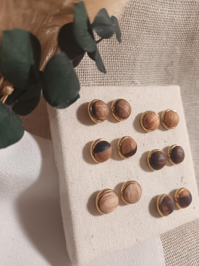 Boucles d&#039;oreilles puce en bois doré | Création artisanale iséroise