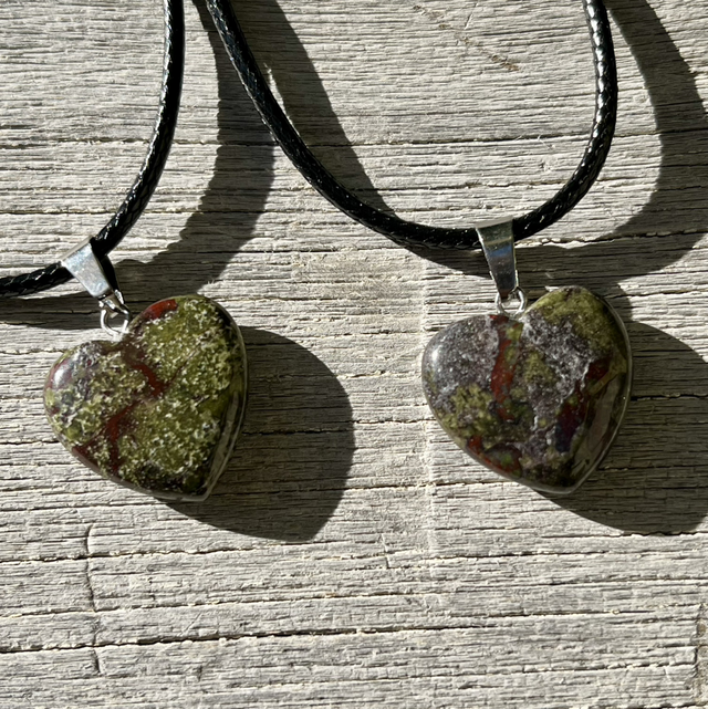 Lohikäärmekivi -Voima  sydän riipus