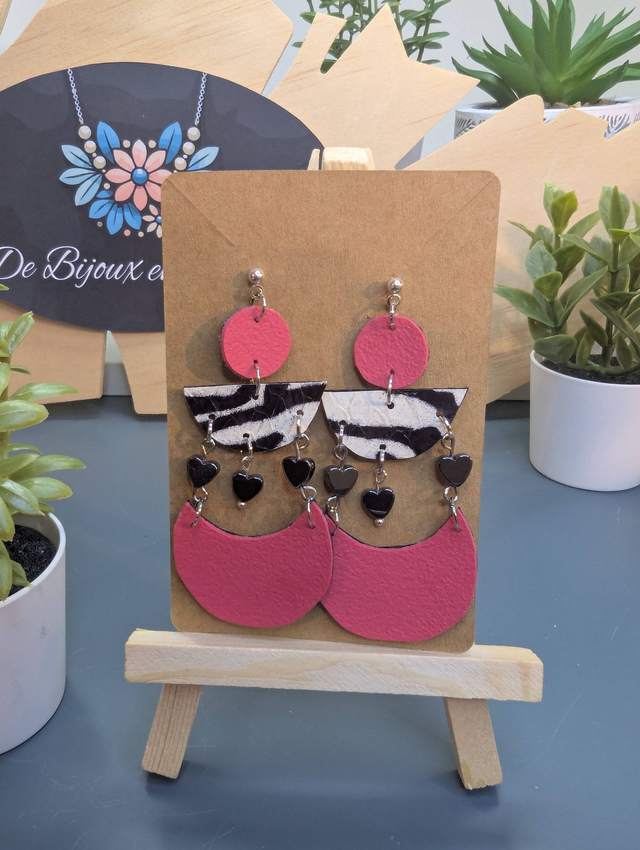 Boucles d&#039;oreilles en cuir, similicuir rose, tissus enduit et cœur en hématite noire.