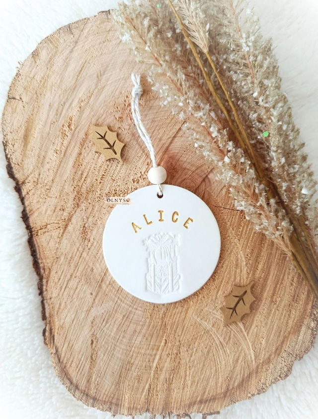 Boule de Noël ~ Ornement &quot;Cadeaux&quot; avec prénom (personnalisable)