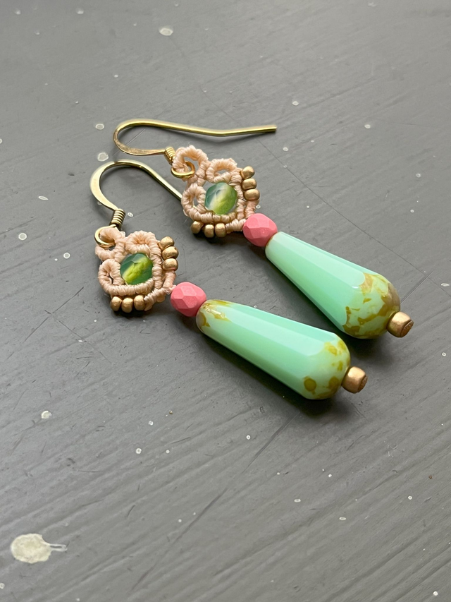 Boucles d'oreille en macramé et perles gouttes en verre vert opale 
