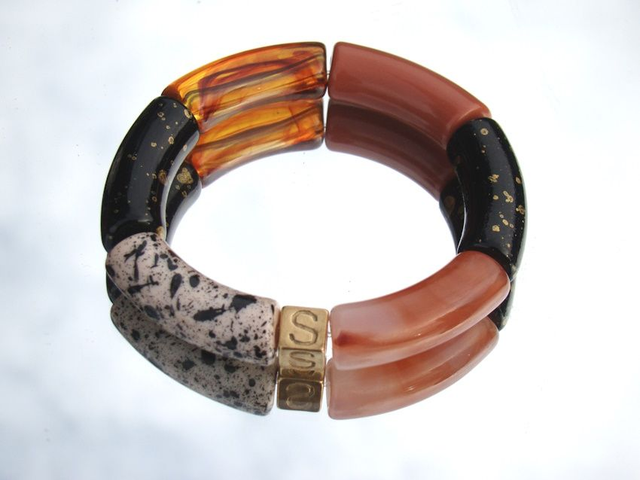 Bracelet perles tubes incurvées acrylique Anjali Tendua 